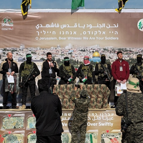 Στιγμιότυπο από την απελευθέρωση των τριών Ισραηλινών ομήρων 