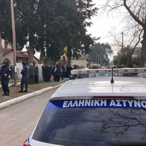 Γυναικοκτονία στις Σέρρες: Τελευταίο αντίο στην 52χρονη - Με ειδική άδεια στην κηδεία ο γιος της