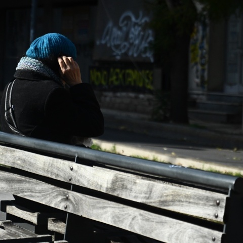 Γυναίκα με παλτό και σκουφί