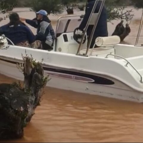 Κακοκαιρία στην Κεφαλονιά: Με ταχύπλοο η βοήθεια στους πληγέντες στα Περατάτα