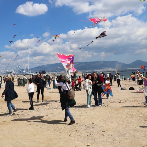 Πολίτες σε παραλία πετούν χαρταετούς την Καθαρά Δευτέρα