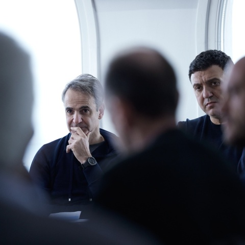 Ο Κυριάκος Μητσοτάκης σε σύσκεψη για τη σεισμική δραστηριότητα στη Σαντορίνη