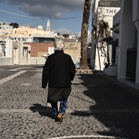 Άτομο περπατά σε δρόμο της Σαντορίνης