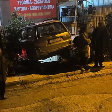 Αυτοκίνητο έπεσε σε στάση και κατέληξε σην πρόσοψη σούπερ μάρκετ