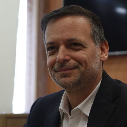 Δήμος Αθηναίων: Δωρεάν στέγαση  ανάγκης στην Αθήνα για 200 οικογένειες από τις σεισμόπληκτες Κυκλάδες σε συνεργασία με την Airbnb.org