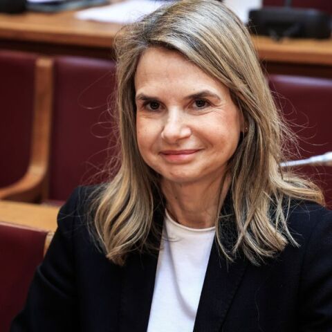 Μιλένα Αποστολάκη: Επίθεση κατά της κυβέρνησης - Κατηγορεί τον πρωθυπουργό ότι υπονομεύει τη Δικαιοσύνη και τους θεσμούς.