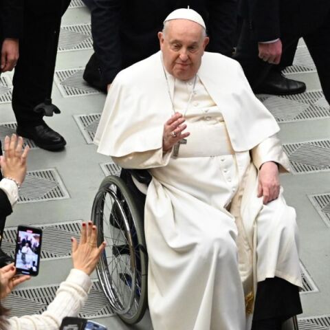 Η υγεία του πάπα Φραγκίσκου είναι «πολύπλοκη κλινική κατάσταση», αναφέρει το Βατικανό - Αλλαγή θεραπευτικής αγωγής - Παραμένει στο νοσοκομείο