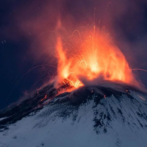 Χιλιάδες τουρίστες συρρέουν για την έκρηξη της Αίτνας - Εμποδίζουν τις υπηρεσίες διάσωσης