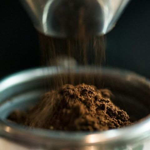 Ακραία καιρικά φαινόμενα και αστάθεια στις τιμές των τροφίμων - Explainer: Tα δεδομένα για το 2025 μετά τον διπλασιασμό του κόστους κακάο και καφέ