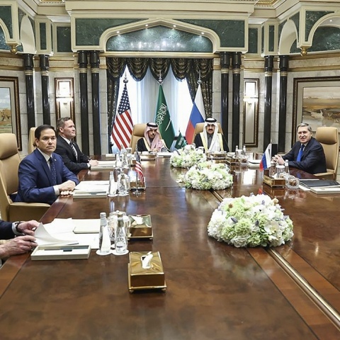 Εικόνα από τις διαπραγματεύσεις ΗΠΑ - Ρωσίας για τον τερματισμό του πολέμου στην Ουκρανία