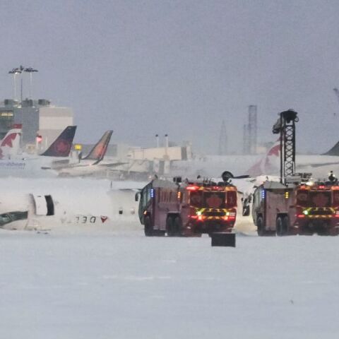 Τορόντο: Πώς επέζησαν όλοι οι επιβάτες - H στιγμή που αναποδογυρίζει το αεροπλάνο