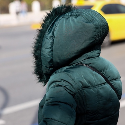 Γυναίκα με μπουφάν