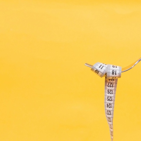 Πιρούνι που έχει πάνω του μεζούρα