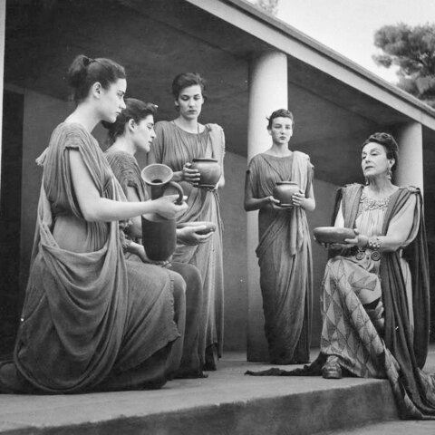 Εθνικό Θέατρο, Μήδεια | Από αριστερά: Φλωρέττα Ζάννα, Ρέα Μιχαλοπούλου, Μαίρη Χρονoπούλου, Μάρω Κοντού και Κατίνα Παξινού. Αρχαίο Θέατρο Επιδαύρου, 1956
