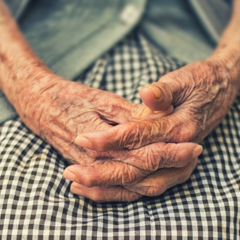 Χέρια ηλικιωμένης γυναίκας