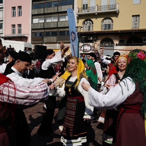 Πολίτες με παραδοσιακές φορεσιές στο κέντρο της Αθήνας