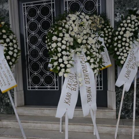 Αυτή την ώρα η κηδεία του Βασίλη Καλογήρου στη Λάρισα