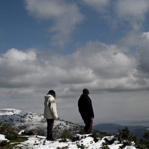 Πολίτες σε χιονισμένο βουνό 
