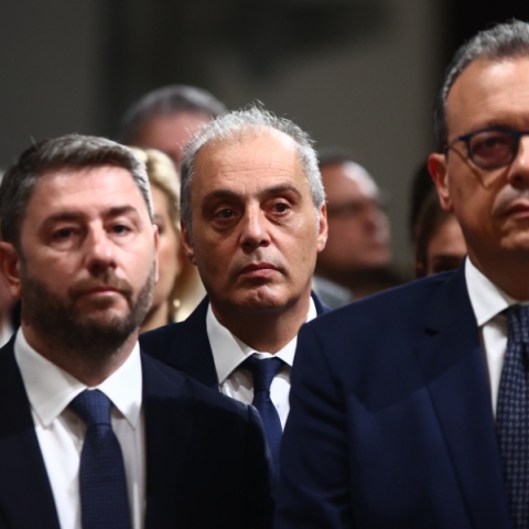 Ο Μάνος Βουλαρίνος σχολιάζει τον βούρκο του αντισυστημισμού, τη στάση της αντιπολίτευσης και την ενίσχυση της συνωμοσιολογίας.