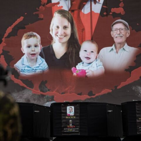 Η Χαμάς παρέδωσε σε φέρετρα τη μητέρα με τα δύο μικρά παιδιά της που είχαν πάρει ομήρους 