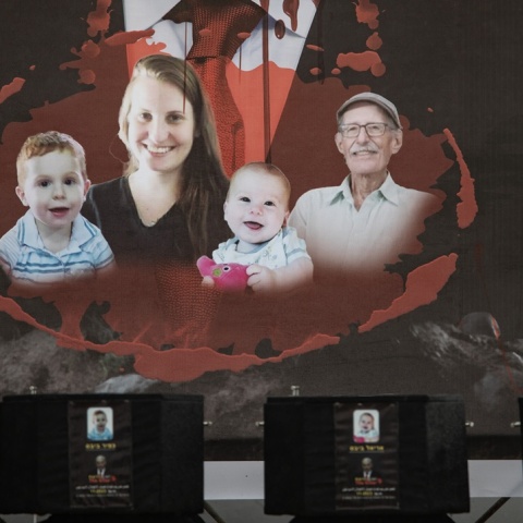 Η Σίρι Μπίμπας και τα δύο της παιδιά στη φωτογραφία πάνω από φέρετρα