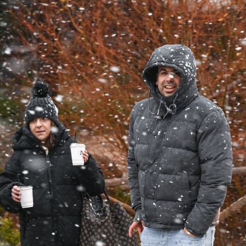 Πολίτες εν μέσω χιονόπτωσης