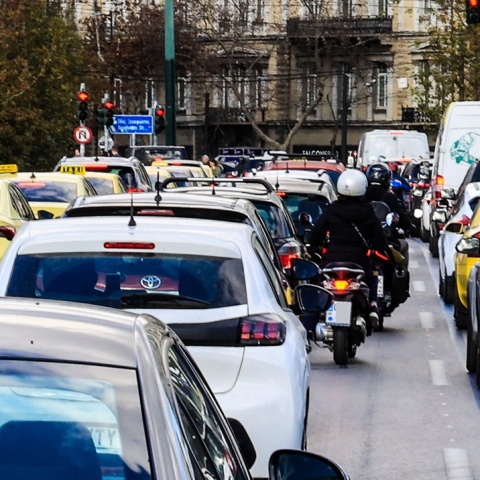 Αυτοκίνητα κολλημένα στην κίνηση