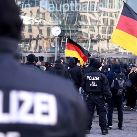 Σε τεταμένο κλίμα η πορεία της Γερμανίας προς τις εκλογές - Διαδηλώσεις κατά της ακροδεξιάς στο Αμβούργο - Πορεία νεοναζί στο Βερολίνο με δύο συλληφθέντες