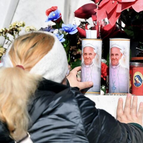 Πάπας Φραγκίσκος: «Η νύχτα πέρασε ήρεμα, ο πάπας αναπαύθηκε», λέει το Βατικανό - Οι πιστοί προσεύχονται να ξεπεράσει τη μεγάλη δοκιμασία