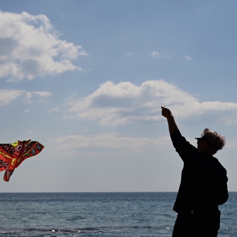 Άτομο προσπαθεί να πετάξει χαρταετό