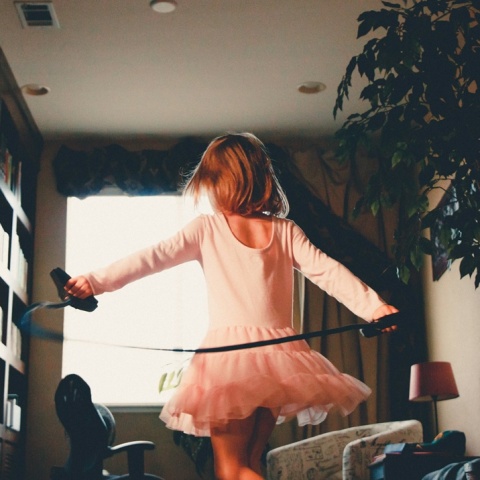 Παιδί παίζει σε δωμάτιο