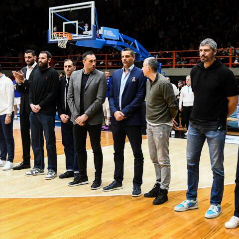 Εθνική Ελλάδας: Βραβεύτηκε η «χρυσή» ομάδα του Eurobasket 2005 - Στο ημίχρονο της αναμέτρησης της Ελλάδας με την Ολλανδία