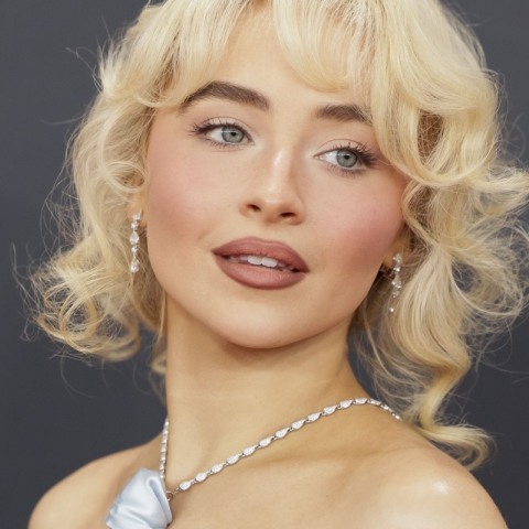 Ένας οδηγός ομορφιάς για να κάνετε το μακιγιάζ της Σαμπρίνα Κάρπεντερ