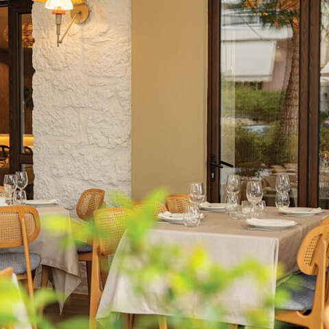 ΦΙΣ Fish & Drinks: Τέλεια ψαροφαγία και ατέλειωτα γλέντια