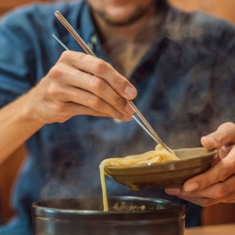 Κινέζοι καλοφαγάδες παρίσταναν τους πενθούντες για να δοκιμάσουν τα νουντλς ενός γραφείου τελετών - Φρενίτιδα από τους foodies των κοινωνικών δικτύων