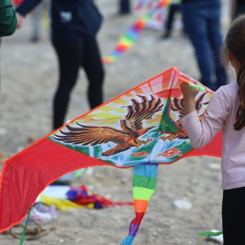 Κοριτσάκι κρατάει χαρταετό την Καθαρά Δευτέρα
