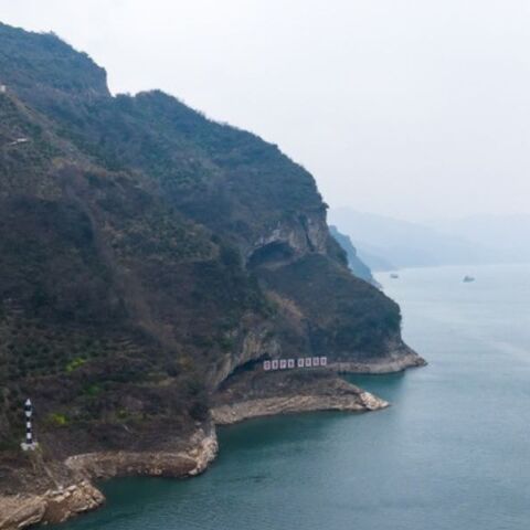 Η φωτογραφία του βουνού-κουτάβι προσελκύει επισκέπτες σε ποτάμι της Κίνας - Έγινε viral και σημείο τουριστικού ενδιαφέροντος