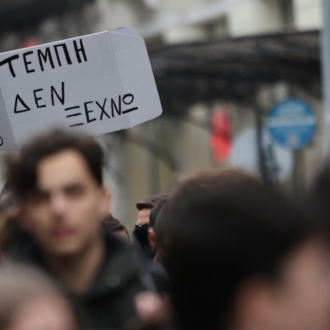 Πλακάτ σε συγκέντρωση για τα Τέμπη