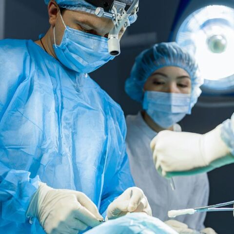 Ινδοί γιατροί αφαίρεσαν τον «παρασιτικό» δίδυμο ενός εφήβου σε σπάνια επέμβαση - Μόνο 40-50 περιστατικά έχουν καταγραφεί στη διεθνή επιστημονική βιβλιογραφία