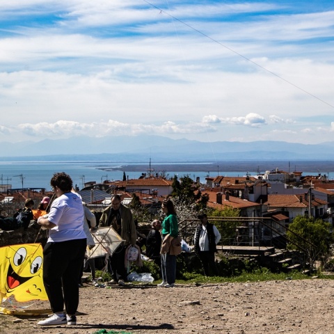 Πολίτες μαζεμένοι για το πέταγμα του χαρταετού