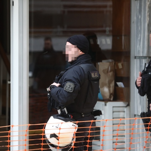 Αστυνομικοί έξω από το σπίτι της δολοφονίας στο Παγκράτι