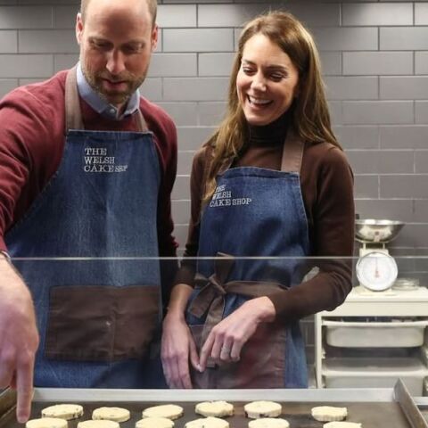 Ο πρίγκιπας Ουίλιαμ και η πριγκίπισσα Κέιτ Μίντλετον δοκιμάζουν τις ικανότητές τους στη ζαχαροπλαστική κατά την επίσκεψή τους σε πλημμυρόπληκτη κοινότητα 