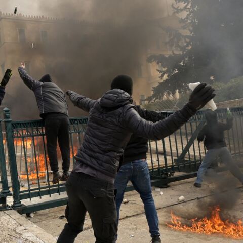 Τέμπη: Τραυματίστηκε φωτορεπόρτερ του Αθηναϊκού Πρακτορείου στο Σύνταγμα - Τον παρέλαβε ασθενοφόρο του ΕΚΑΒ