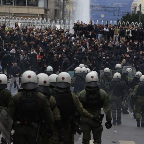 Επεισόδια στις συγκεντρώσεις για τα Τέμπη - Η τελευταία ενημέρωση από την ΕΛΑΣ - 125 προσαγωγές εκ των οποίων 57 συλλήψεις στην Αθήνα