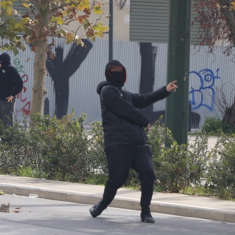 Άτομο πετά πέτρες