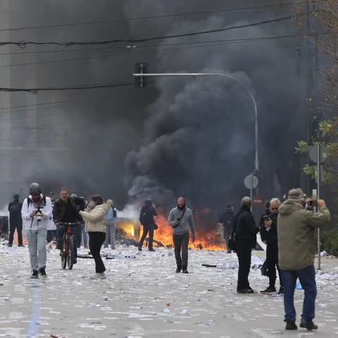 Συγκεντρώσεις για τα Τέμπη: Τι γράφουν τα διεθνή ΜΜΕ για τις τεράστιες συγκεντρώσεις και τα επεισόδια στο Σύνταγμα