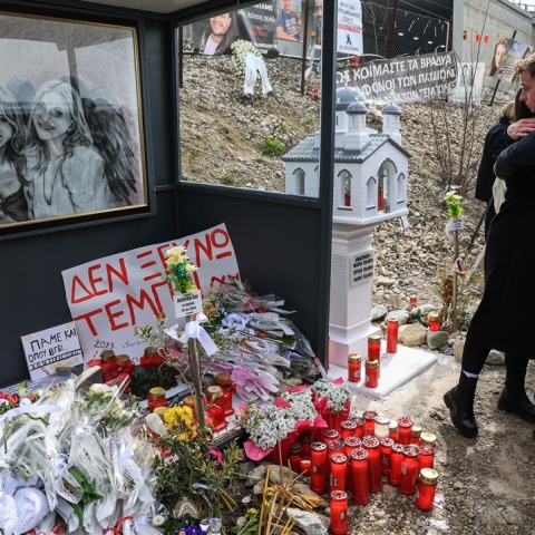 Εικόνα από το τρισάγιο στον τόπο του πολύνεκρου δυστυχήματος στα Τέμπη