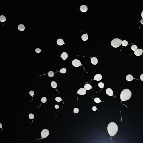 Τέμπη: 57 λευκά μπαλόνια στον ουρανό στις 23:18, την ώρα της φονικής σύγκρουσης των τρένων