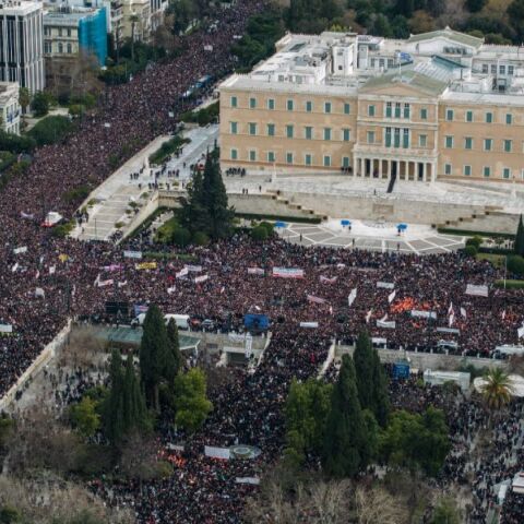 Πόσοι διαδηλωτές πήγαν στις συγκεντρώσεις για τα Τέμπη στο Σύνταγμα, σύμφωνα με εφαρμογή