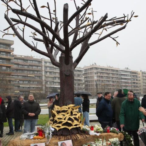 Τέμπη: Το «Δέντρο της Μνήμης» αφιερωμένο στα 57 θύματα των Τεμπών αποκαλύφθηκε στην Θεσσαλονίκη